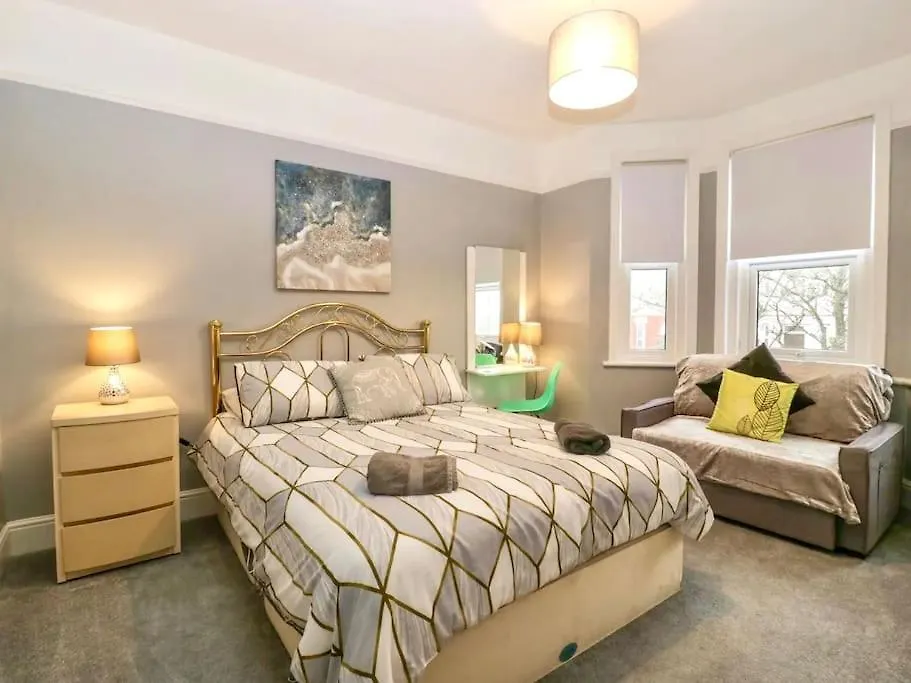 Homely Haven: Spacious 4-Bedroom with Free Parking & Fast Wi-Fi Bournemouth 0*,  United Kingdom