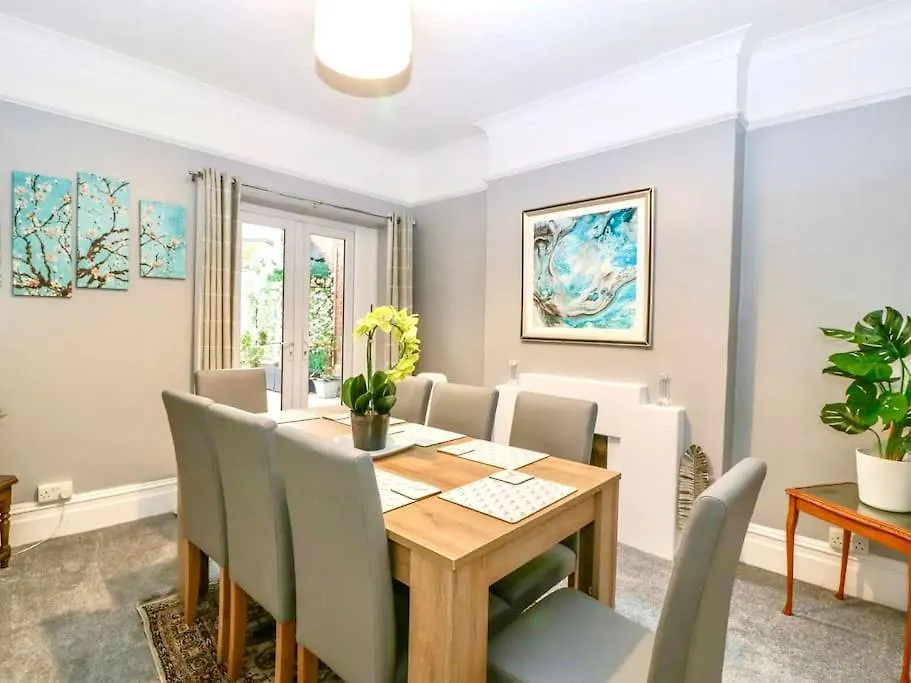 Homely Haven: Spacious 4-Bedroom with Free Parking & Fast Wi-Fi Bournemouth 0*,  United Kingdom