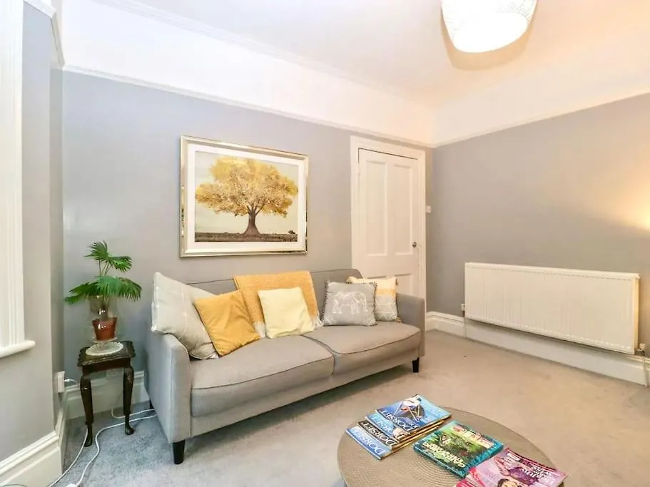 Homely Haven: Spacious 4-Bedroom with Free Parking & Fast Wi-Fi Bournemouth Holiday home