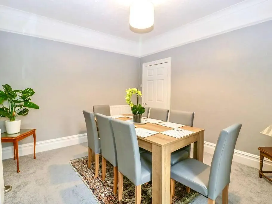 Holiday home Homely Haven: Spacious 4-Bedroom with Free Parking & Fast Wi-Fi Bournemouth