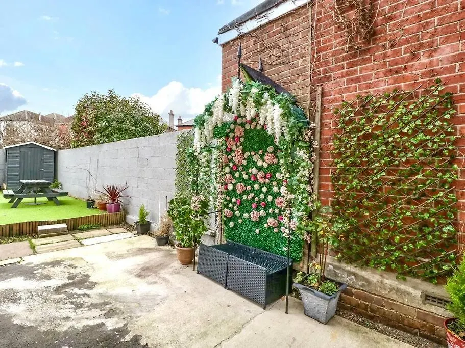 Holiday home Homely Haven: Spacious 4-Bedroom with Free Parking & Fast Wi-Fi Bournemouth United Kingdom