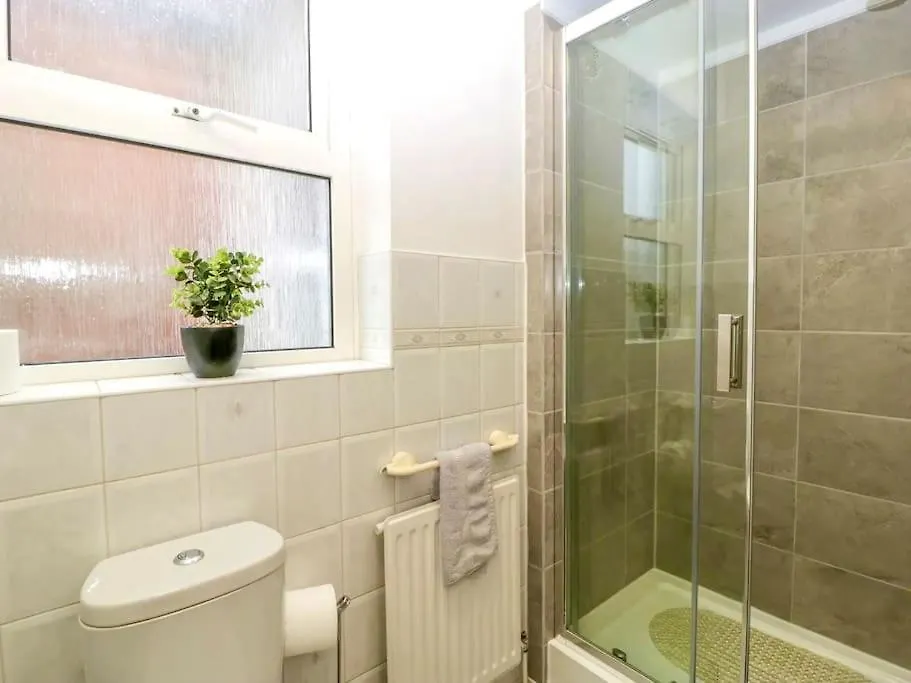 Homely Haven: Spacious 4-Bedroom with Free Parking & Fast Wi-Fi Bournemouth